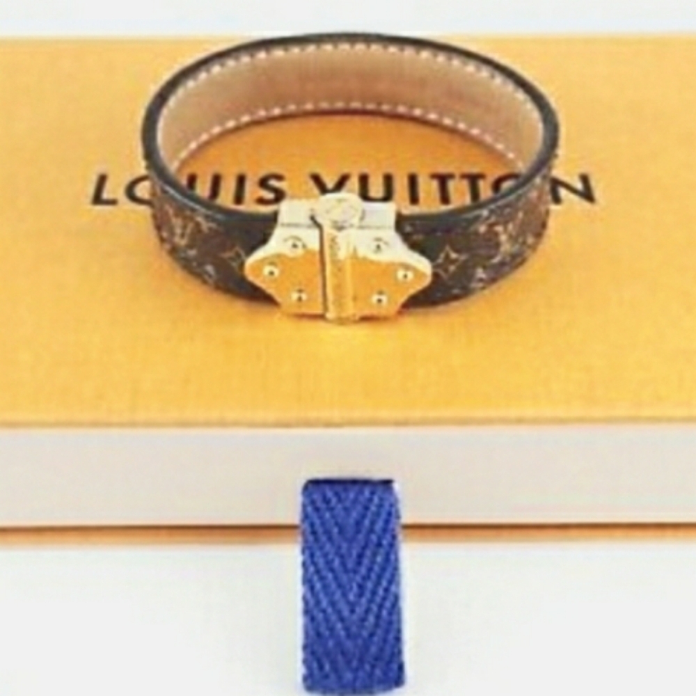 - RARE! Louis Vuttion Vachette Leather Bracelet Cuff in Louis V box - Picture 13 of 13